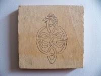 Un drago celtico intagliato su legno