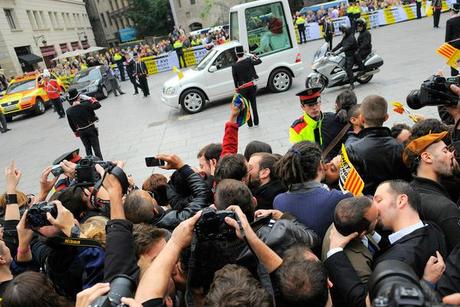 UN BACIO GAY COLLETTIVO ACCOGLIERA' OGGI IL PAPA A MADRID