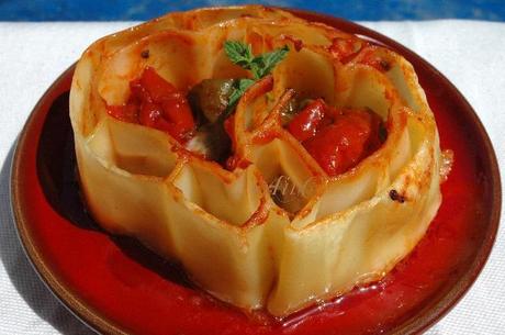 Cuori con peperoncini verdi fritti, pomodorini e spezie in salamoia