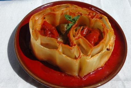 Cuori con peperoncini verdi fritti, pomodorini e spezie in salamoia