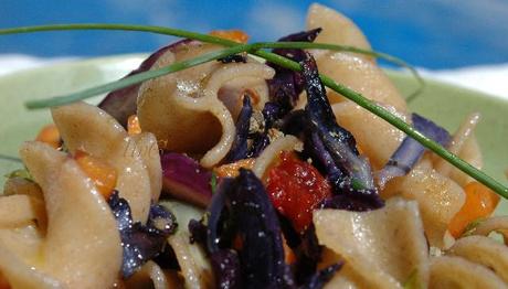 Fusilloni integrali con fantasia di verdure