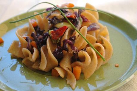 Fusilloni integrali con fantasia di verdure