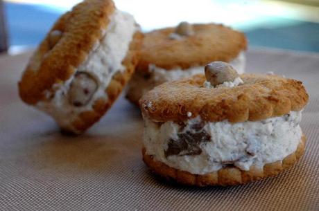 Gelato al biscotto con panna e cioccolato