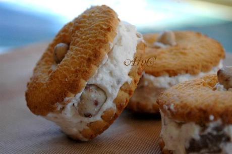 Gelato al biscotto con panna e cioccolato