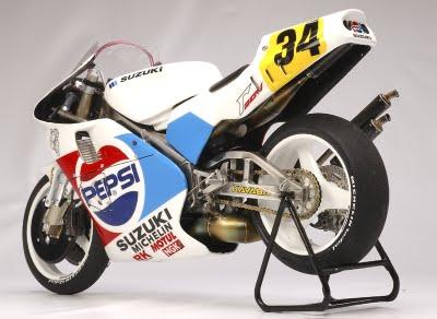 Suzuki RGV 500 Γ K.Schwantz 1989 by Utage Factory House