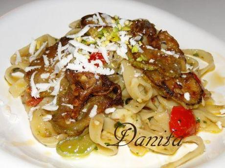 Pasta con pesto di pistacchio e zucchine