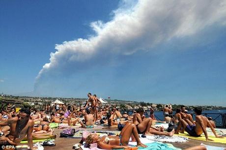 FOTO: L'Etna in eruzione, relax dei bagnanti in spiaggia
