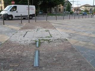 Una fonte miracolosa sgorga dal cemento ed innaffia i ruderi