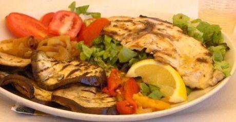 Pesce spada con verdure alla griglia e fresche