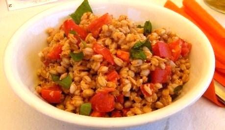 Insalata di farro, tonno, pomodorini e basilico