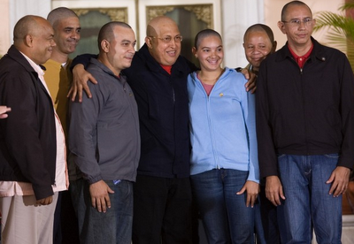 FOTO DEL GIORNO 22 AGOSTO 2011 : SI RASANO I CAPELLI IN SOLIDARIETà  AL LORO  PRESIDENTE CHAVEZ AFFETTO DA UN CANCRO