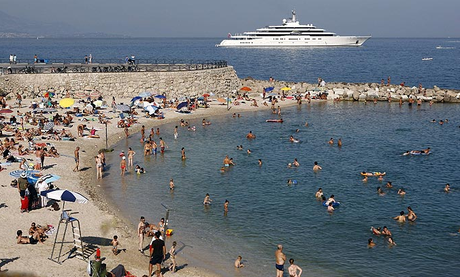 FOTO: Yacht Eclipse troppo grande per entrare in porto