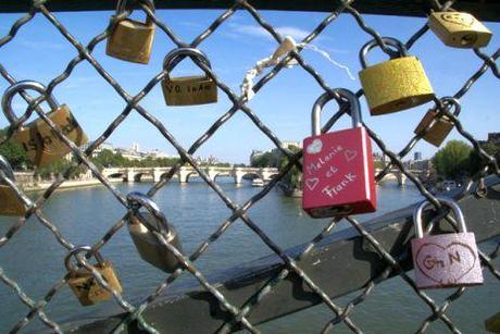 Una dichiarazione romantica sul Pont des Arts