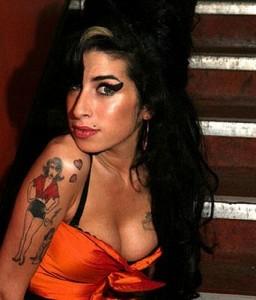 Un cocktail di droghe uccide Amy Winehouse