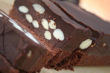 Choco-slice con mandorle e biscotti