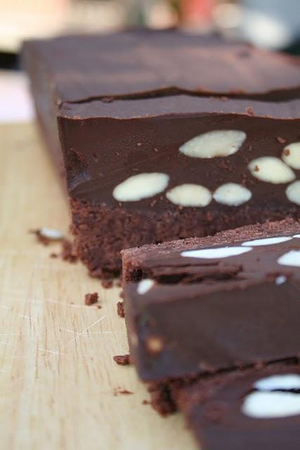 Choco-slice con mandorle e biscotti