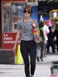 Rose Byrne in Dolce & Gabbana all'East Village NYC