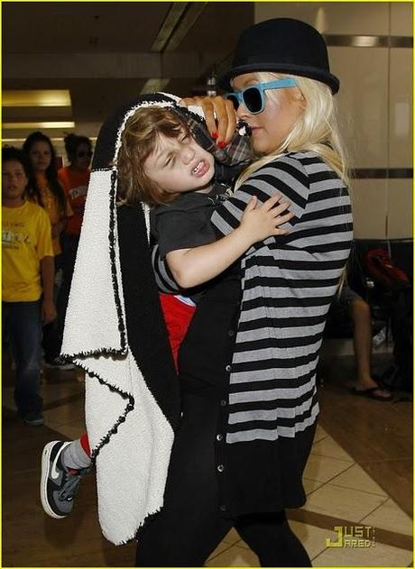 Perché il figlio di Christina Aguilera ha una faccia livida e scura?