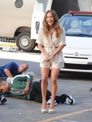 Jennifer Lopez gira sollevata sul sedere fino a cadere