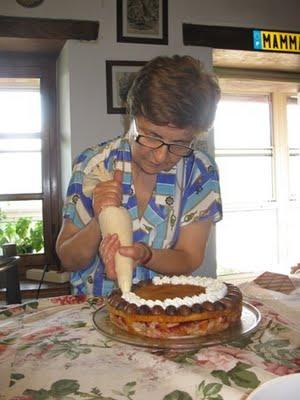 Stavolta l'ho fatta proprio grossa ovvero la torta di Pan di Spagna , frutta, panna e.....