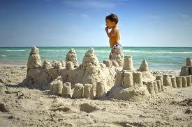 Ultimi giorni di mare e vacanza: i castelli di sabbia
