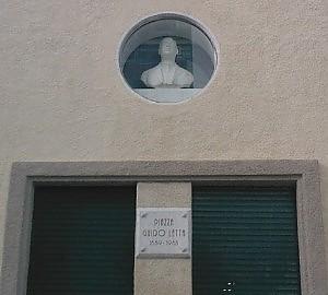 Un busto per lo zio fascista