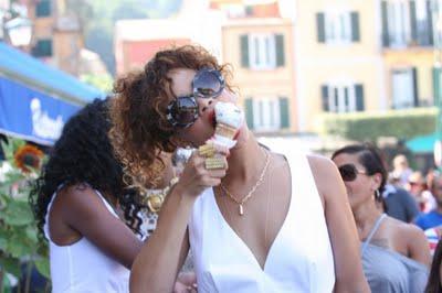 A Portofino Rihanna ci dà dentro con la panna