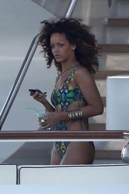 Rihanna is STILL wearing Bikinis !!!