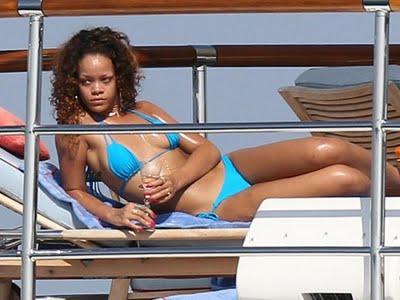 Rihanna is STILL wearing Bikinis !!!