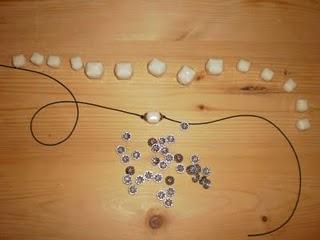 Ricicliamo anche le perle per nuove collane. / Encore des colliers (avec des perles de récupération)