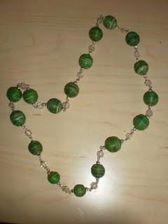 Ricicliamo anche le perle per nuove collane. / Encore des colliers (avec des perles de récupération)