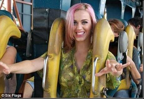katy-perry-chiome-rosa-parco-divertimento-4