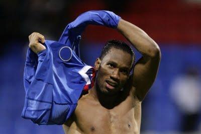 Drogba si scontra con il portiere avversario e perde i sensi in Chelsea-Norwich  (VIDEO)