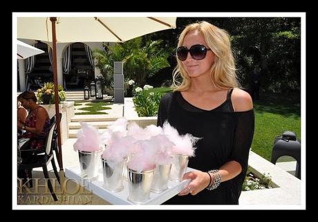 Khloe-Kardashian-Kim-Kardashian-Bridal-Shower-Photos-08221137-580x384