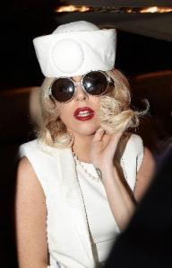 Lady Gaga apprendista dell' hatmaking