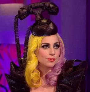 Lady Gaga apprendista dell' hatmaking