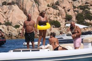 Mara Venier in barca in Sardegna, con il suo compagno e l”ex Jerry Calà.