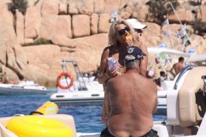 Mara Venier in barca in Sardegna, con il suo compagno e l”ex Jerry Calà.