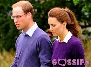 William d”Inghilterra e Kate Middleton a spasso nel bosco.