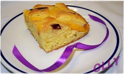 Dolce con pesche e prugne