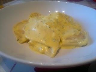 Ravioli al salmone con crema allo zafferano e philadelphia