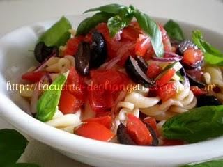 Fusilli con tartare di datterini e olive nere