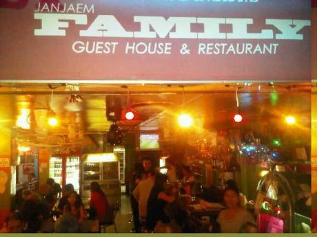 Janjaem Family Restaurant and Guesthouse. Un ristorante con cucina Isaan e tailandese e piccola guesthouse. Consiglio il cibo: soi Sri Bumphen.
Viaggiare con il palato, memorie di profumi e saporiAndrea in Thailandia