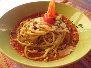 Vermicelli in specchio di pachino con olio all'origano e pistacchi