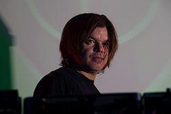 http://upload.wikimedia.org/wikipedia/commons/thumb/9/92/Paul_Oakenfold_2009.jpg/250px-Paul_Oakenfold_2009.jpg