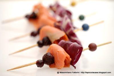 Piccoli pinchos  (spiedini) di salmone selvaggio affumicato, frutti di bosco sciroppati e radicchio rosso di Chioggia