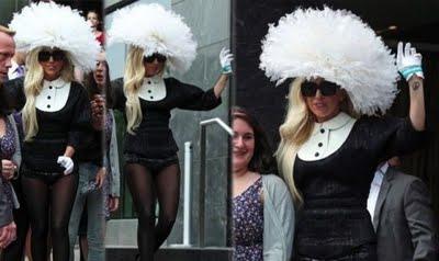 Lady Gaga con un look firmato Louis Vuitton
