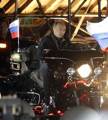 FOTO DEL GIORNO 30 AGOSTO 2011 : PUTIN PARTECIPA DA BIKER AD UN RADUNO DI MOTOCICLISTI