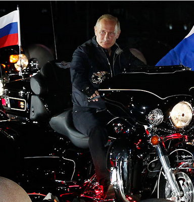 FOTO DEL GIORNO 30 AGOSTO 2011 : PUTIN PARTECIPA DA BIKER AD UN RADUNO DI MOTOCICLISTI