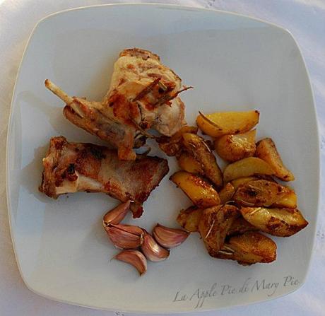 Arrosto di coniglio all'aglio rosso di Nubia con patate marinate arrosto